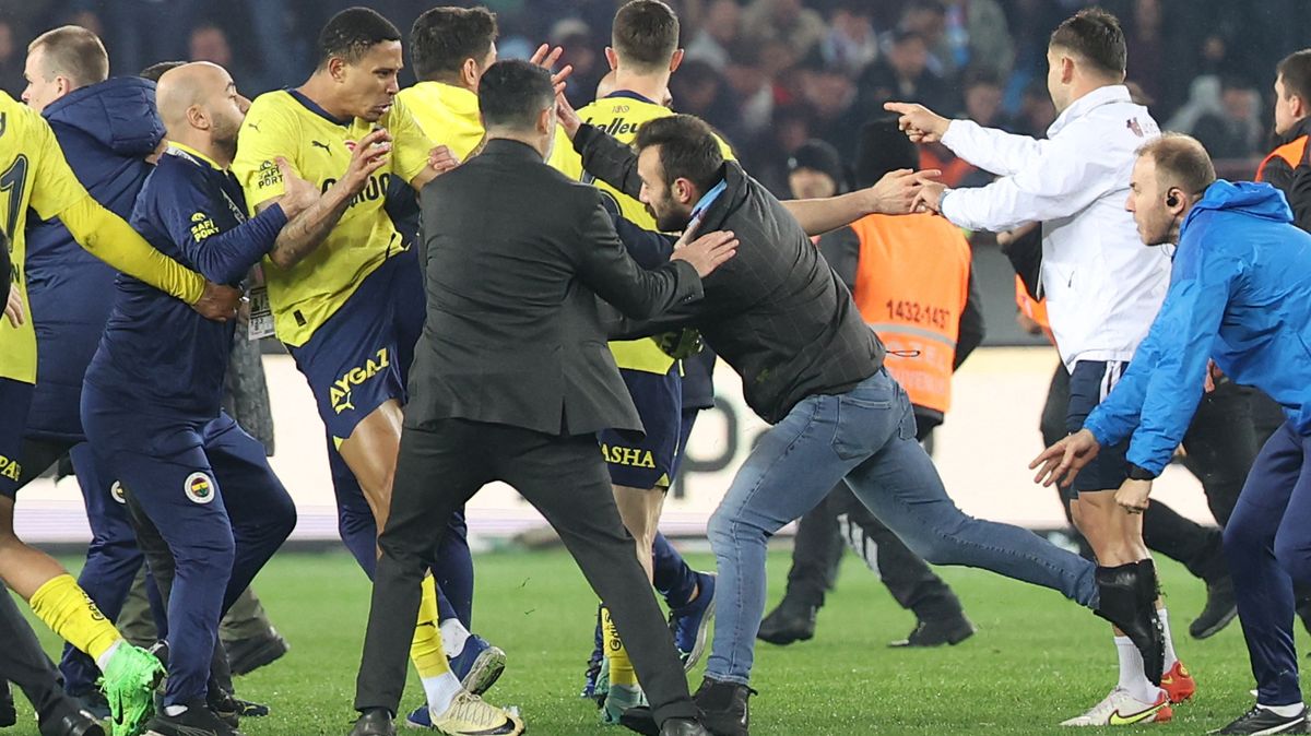 Odporné scény z turecké ligy: chuligáni přímo při zápase napadli hráče
